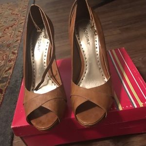 Hazelnut Bcbg peep toe